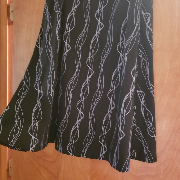 A line skirt w slight flow. - Picture 2 of 4